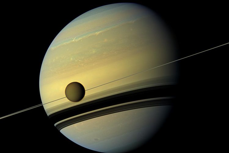 Gambar Titan, bulan Saturnus, satelit terbesar Saturnus. Tetesan hujan di Titan mirip di hujan di Bumi. Tak hanya disebut planet bercincin yang terindah, Saturnus juga menjadi planet yang memiliki satelit terbanyak di Tata Surya.