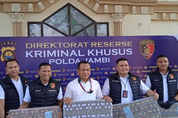 Polisi saat memberikan keterangan pers terkait penetapan lima tersangka kasus korupsi Pelindo di Jambi, Jumat (15/9/2023).