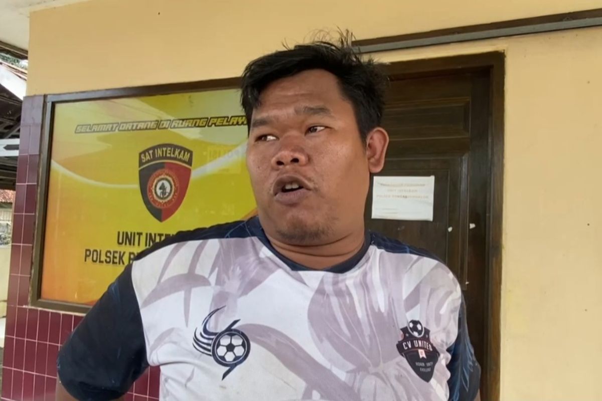 Ari Syamsul, kerabat korban kecelakaan di Majalengka saat diwawancara di Mapolsek Rengasdengklok, Selasa (24/3/2026).