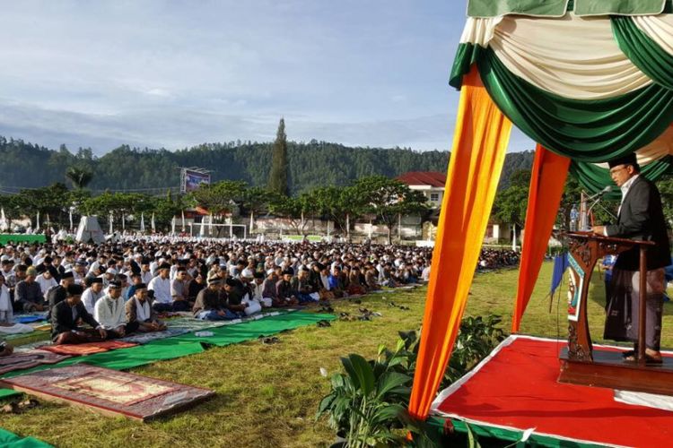 Suasana shalat Idul Fitri di Lapangan Musara Alun, Takengon, Aceh Tengah.