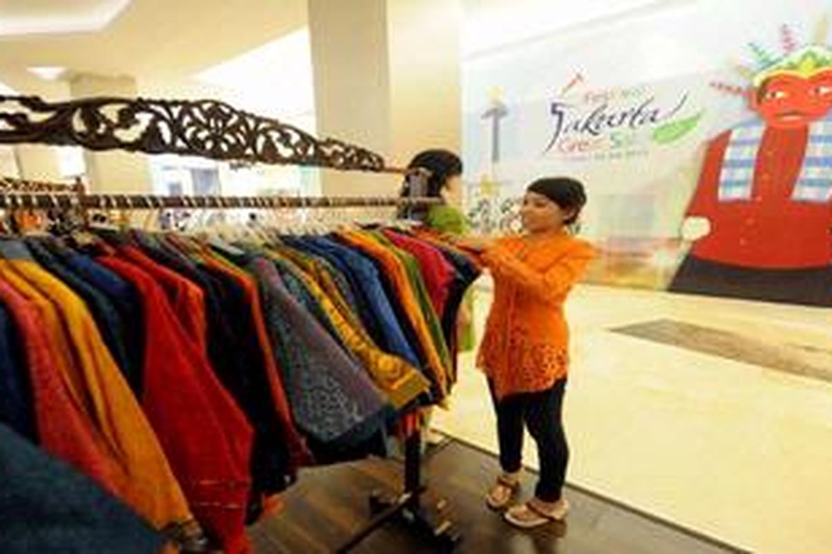 Suasana pameran produk busana dalam Jakarta Great Sale 2013 di mal Kota Kasablanka, Jakarta Selatan, Sabtu (1/6/2013). Jakarta Great Sale 2013 diikuti 74 pusat perbelanjaan dan mal dan digelar selama 1,5 bulan hingga 14 Juli 2013, digelar untuk menyambut hari ulang tahun Kota JAkarta yang ke-486.

