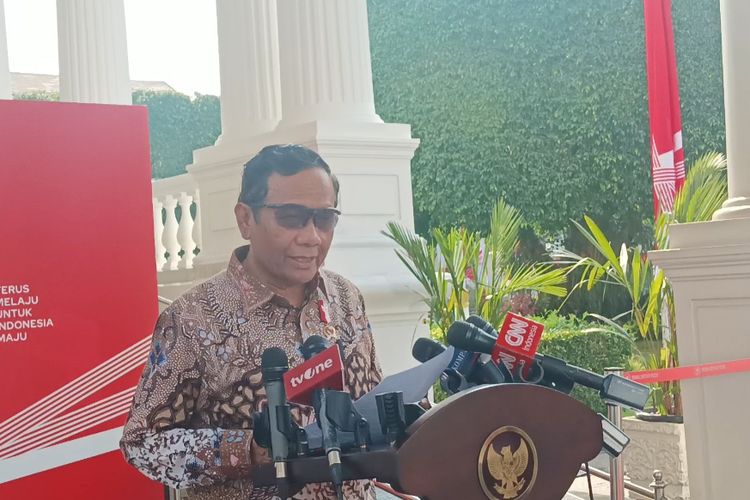 Ketua Dewan Gelar, Tanda Jasa dan Tanda Kehormatan (DGTK) yang juga Menko Polhukam Mahfud MD memberikan keterangan pers di Kompleks Istana Kepresidenan, Jakarta, pada Kamis (3/8/2023).