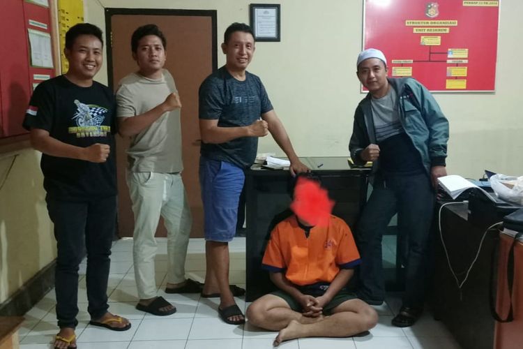 Pelaku penganiayaan, Guruh Yus Firdaus (25), warga Desa Gumirih, Kecamatan Singojuruh, Banyuwangi, ditangkap polisi. Ia menganiaya perempuan pemandu lagu 'Karaoke Ashika' di Kabupaten Banyuwangi, Jawa Timur, hingga terluka parah.
