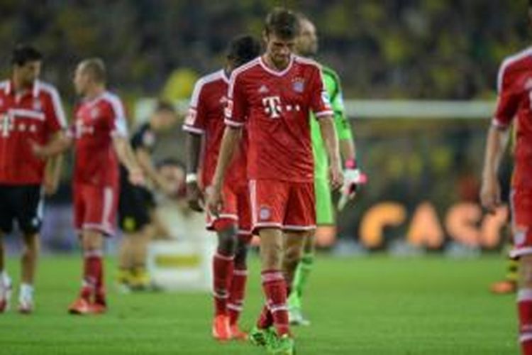 Gelandang Bayern Muenchen, Thomas Mueller, tertunduk lesu usai timnya kalah 2-4 dari Borussia Dortmund di Stadion Signal Iduna Park, Sabtu (28/7/2013).