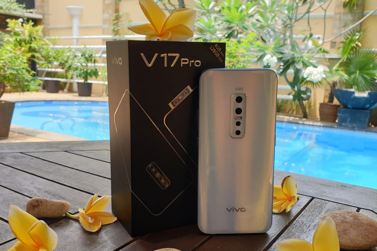 Vivo V17 Pro bersama kotak penjualan. Vivo V17 Pro memiliki enam kamera yang terdiri dari dua kamera selfie (pop-up) yang terletak di bagian depan dan empat kamera yang menempel di bagian punggung.