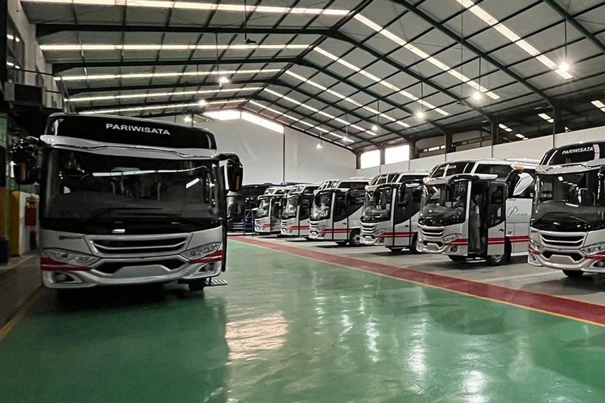 Deretan bus baru White Horse di garasi Karoseri Adiputro