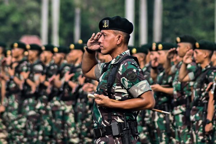 Sejumlah personel TNI AD mengikuti apel Gelar Pasukan Pengamanan Pemilu dan Deklarasi Pemilu Damai di Lapangan Silang Monas, Jakarta, Rabu (8/11/2023). Apel yang juga diikuti 16 Kodam di seluruh wilayah Indonesia melalui daring tersebut untuk menyiapkan 115 ribu personel TNI AD dalam menjaga kemanan dan menjamin keberhasilan Pemilu 2024. ANTARA FOTO/Sulthony Hasanuddin/YU