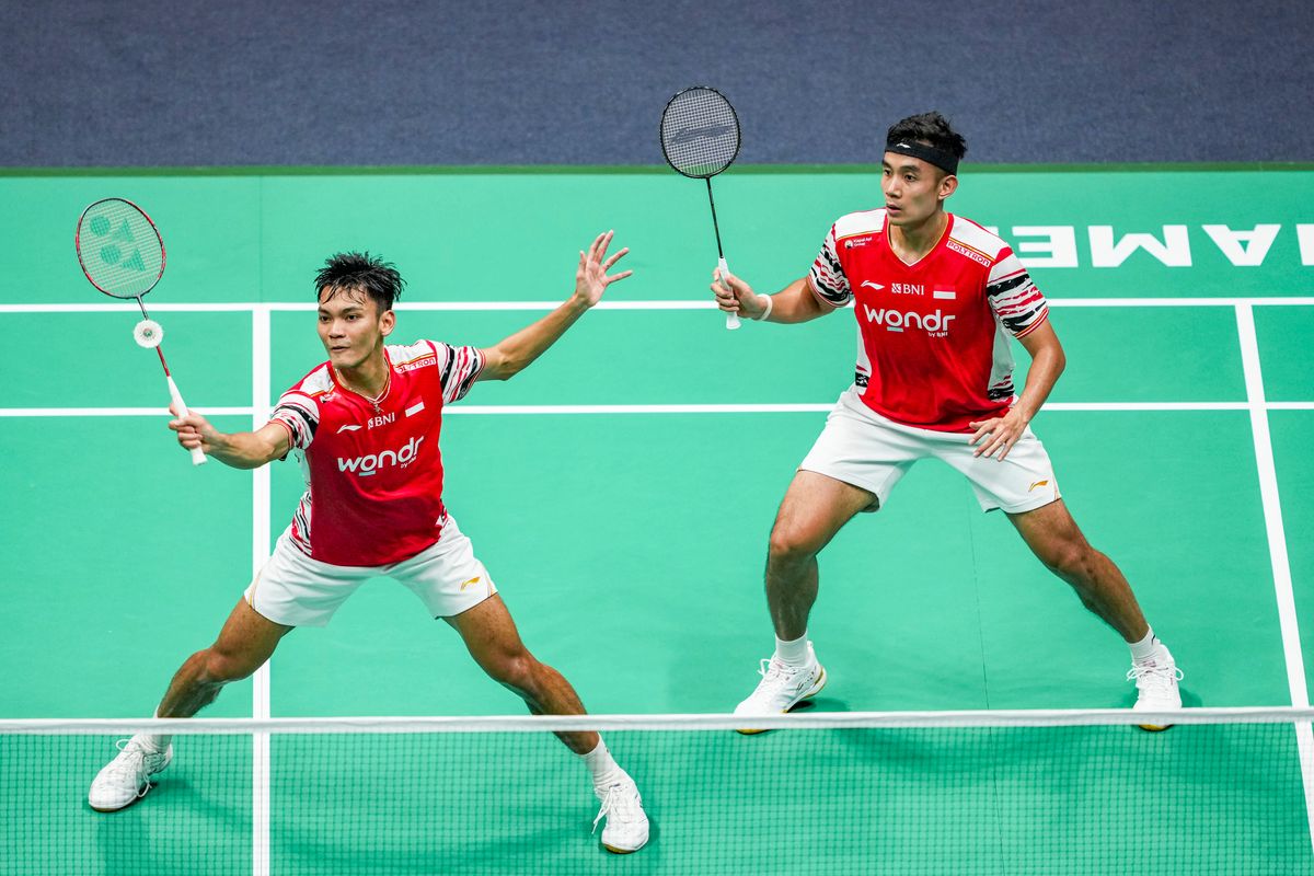 Muhammad Shohibul Fikri (kiri)/Bagas Maulana dari Indonesia bertanding dalam pertandingan ganda putra melawan Kim Won Ho/Seo Seung Jae dari Korea Selatan selama pertandingan semifinal antara Korea Selatan dan Indonesia pada ajang Piala Sudirman BWF di Xiamen, Provinsi Fujian, China tenggara, 3 Mei 2025.