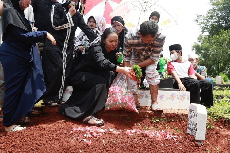Kalina Ocktaranny menabur bunga di pusara ibundanya di TPU Ciputat, Tangerang Selatan, Senin (28/3/2022).  