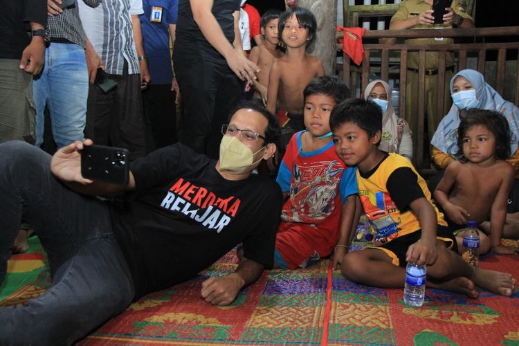 Menteri Nadiem saat bercengkrama dan menghadirkan suasana hangat bersama anak-anak Rimba di rumah belajar, pinggir hutan Taman Nasional Bukit Duabelas (TNBD) Selasa malam (21/9/2021)