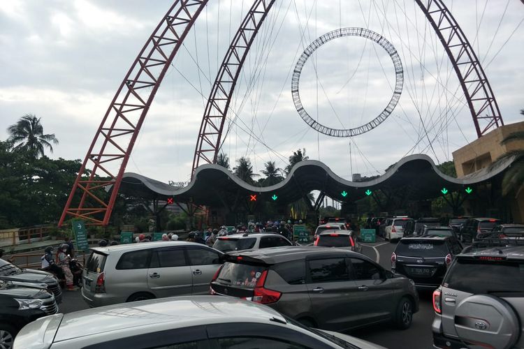 Pengunjung yang hendak masuk ke Tempat Wisata Ancol, Jakarta Utara di Pintu Barat meluap pada hari Lebaran kedua, Jumat (14/5/2021).