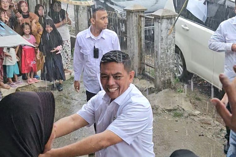 Calon Gubernur (Cagub) Banten nomor urut 2, Andra Soni sambil hujan-hujanan dan nyeker mengampanyekan programnya ke sejumlah daerah di Kabupaten Lebak, Sabtu, (28/9/2024). Hal ini dilakukannya pada hari keempat kampanye pemilihan kepala daerah (Pilkada) Banten.