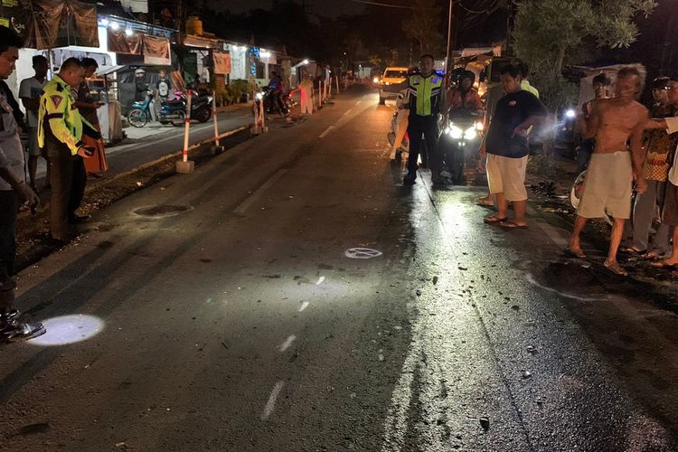 Pihak kepolisian saat melakukan olah Tempat Kejadian Perkara (TKP) kecelakaan di Jalan Raya KH Syafi'i, Desa Pongangan, Kecamatan Manyar, Gresik, Jawa Timur.