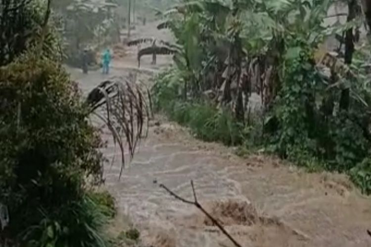 Banjir menutup jalan menuju wisata Curug Cipendok di Dusun Menggala, Desa Karangtengah, Kecamatan Cilongok, Kabupaten Banyumas, Jawa Tengah, Kamis (22/9/2022) .