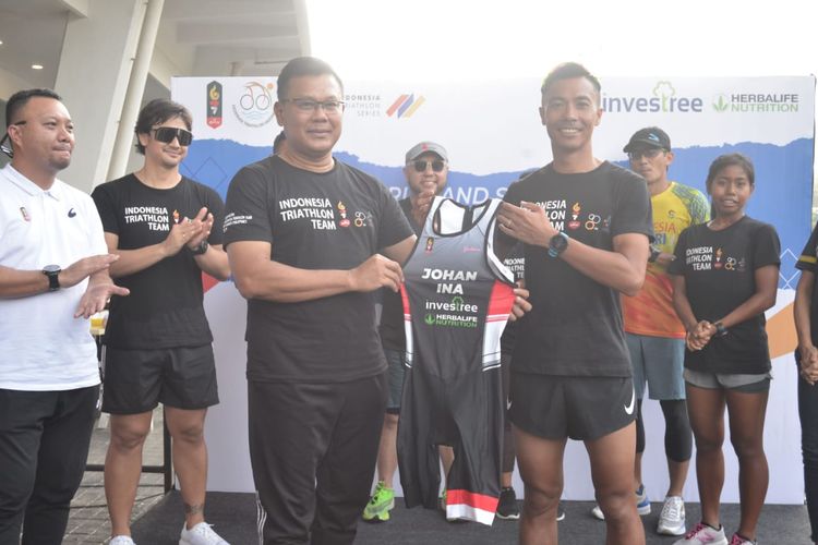 Atlet Triathlon Indonesia, Jauhari Johan (kanan), ditargetkan meraih medali emas pada ajang SEA Games 2019 di Manila, Filipina.