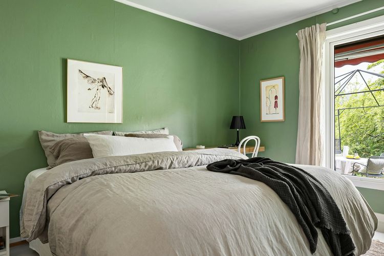 Ilustrasi kamar tidur dengan warna cat hijau.