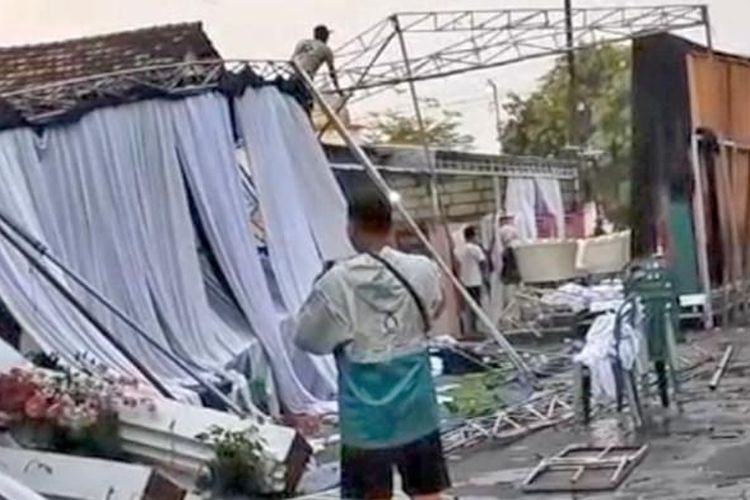 Pengantin menyelamatkan diri saat tenda hajatan pernikahan mereka terbang diterjang hujan disertai angin kencang di Dusun Terusan, Mojokerto, Jatim.