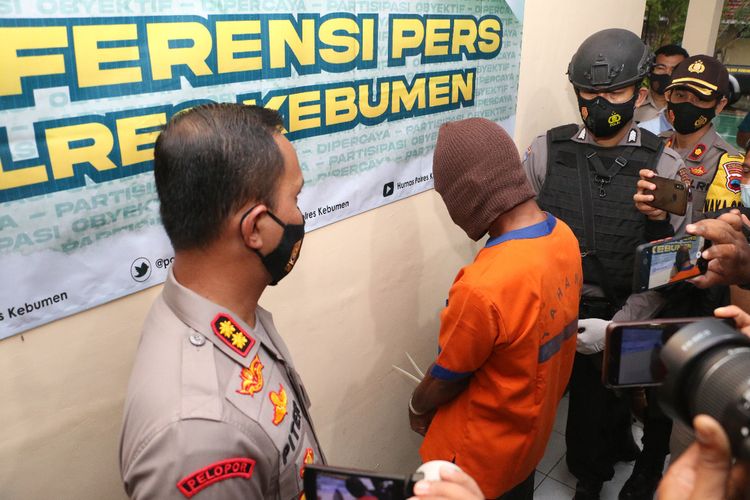 Ungkap kasus pembacokan terhadap satu keluarga yang dilakukan HE (54) di Mapolres Kebumen, Jawa Tengah, Kamis (18/3/2011).