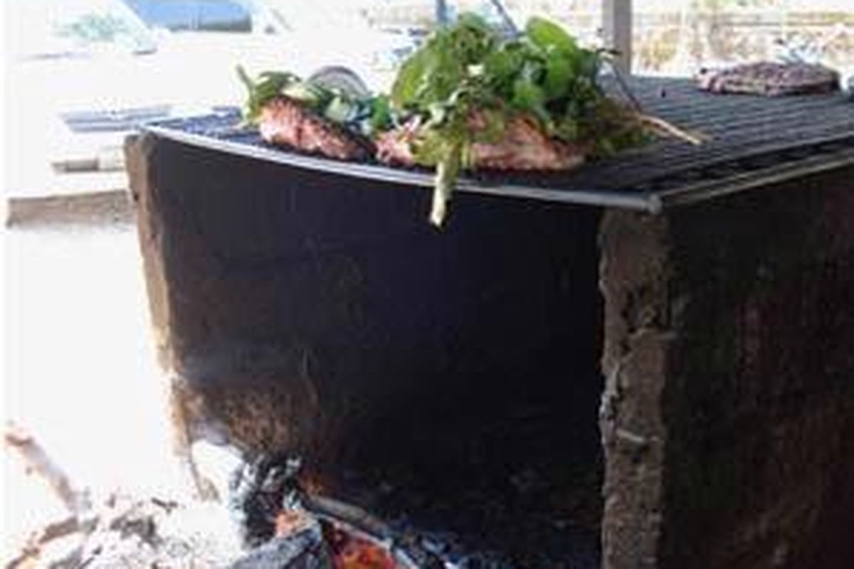 Se'i adalah daging yang diasap. Di Kupang, khususnya, bahan yang biasanya digunakan adalah daging sapi dan babi. Masyarakat memanfaatkan kayu pohon kosambi atau kesambi (Schleisera oleosa) untuk bahan pembakar. Daun pohon ini pun dipercaya bisa membuat warna daging tetap merah segar.  