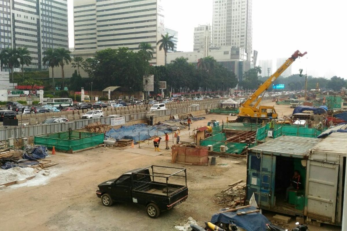Situasi dan kondisi teraktual area proyek pembangunan MRT di depan Ratu Plaza, Kamis (18/5/2017).