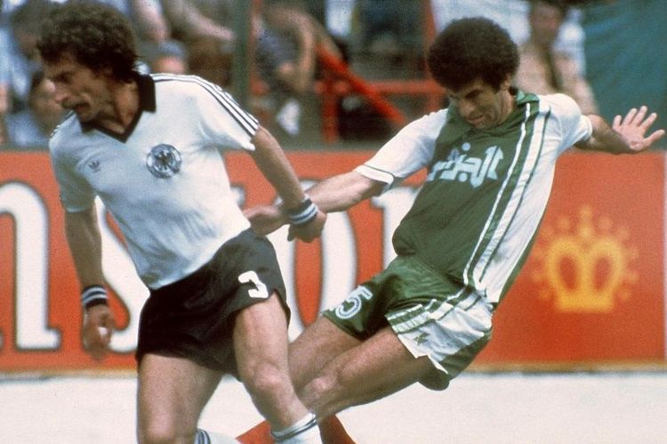 Pemain Jerman Barat, Paul Breitner, dalam pertandingan Piala Dunia 1982 melawan Aljazair.