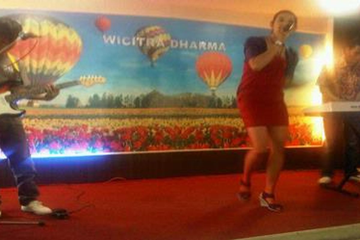 Selama dalam perjalanan di atas KM Wicitra Dharma, para peserta Jelajah Sepeda Kompas Bali-Komodo dihibur dengan musik hidup (live music), Rabu (19/9/2012).