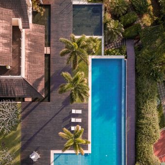 Ilustrasi kolam renang di rumah modern minimalis