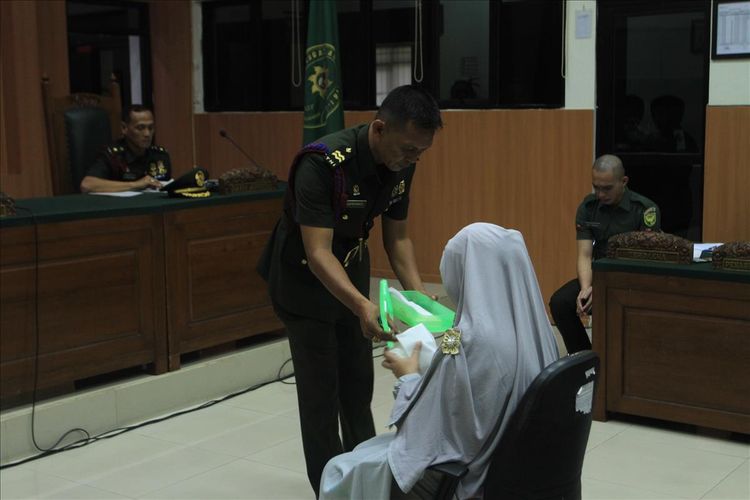 Ibu dari Prada DP menangis diruang sidang karena menolak memberikan kesaksian, Kamis (1/8/2019).