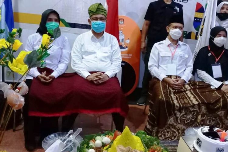 Pasangan Akhyar Nasution-Salman Alfarisi (AMAN) mendapat nomor urut satu, keduanya lalu diupah-upah dan tepung tawari oleh partai pengusung, tokoh agama dan masyarakat di rumah pemenangan di Jalan Sudirman, Kota Medan, Kamis (24/9/2020)