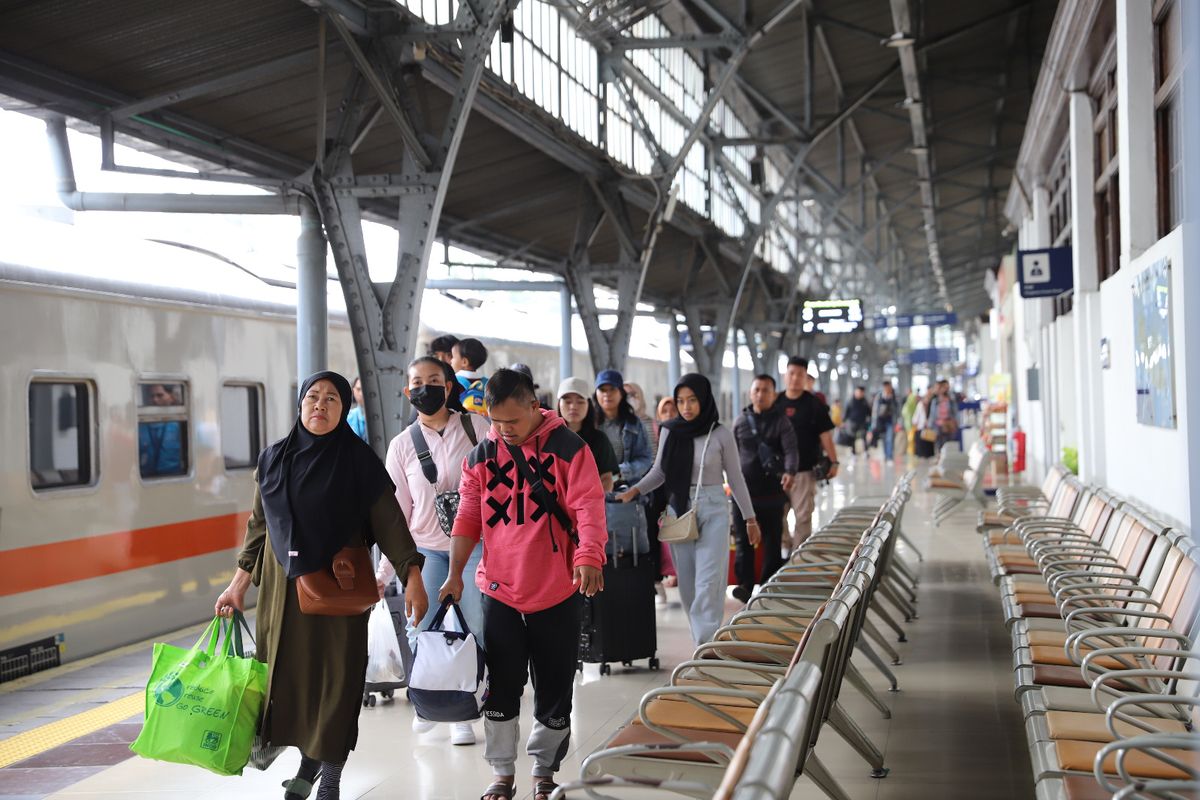 KAI mencatat lonjakan penjualan tiket KA ekonomi untuk perjalanan mudik Lebaran 2025.
