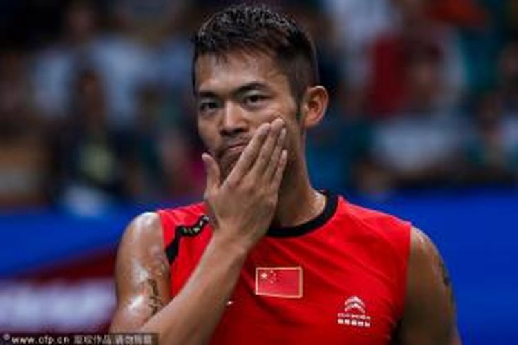 Tunggal putra China, Lin Dan, mengusap keringatnya pada pertandingan babak kedua BWF Wolrd Championships atau Kejuaraan Dunia 2013 yang digelar di Tian-He Indoor Gymnasium, Guangzhou, China, Rabu (7/8/2013).