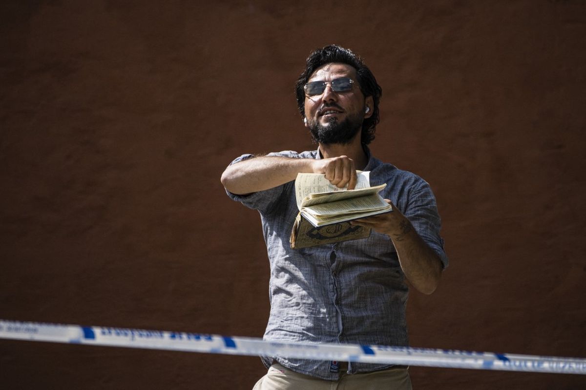 Salwan Momika melakukan aksi protes di luar masjid di Stockholm pada Rabu (28/6/2023), saat peringatan Idul Adha. Momika (37) yang melarikan diri dari Irak ke Swedia beberapa tahun lalu, mendapat izin dari polisi Swedia untuk membakar kitab suci umat Islam selama demonstrasi. 