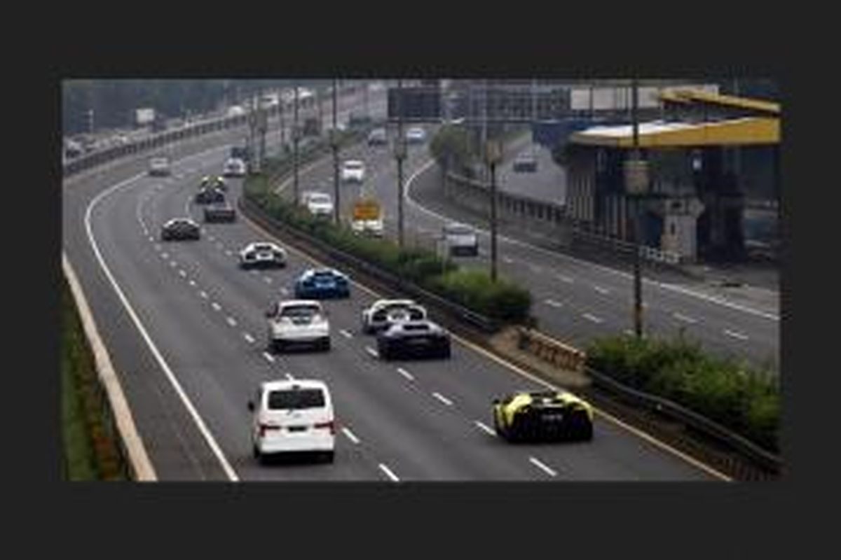 Sejumlah mobil mewah merk Lamborghini tanpa dilengkapi plat nomor depan melintas di Jalan Tol Dalam Kota, Senayan, Jakarta Pusat, Minggu (3/5/2015) pagi 