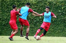 Pelaksanaan Gerak Menahan Bola dengan Kaki Bagian Dalam