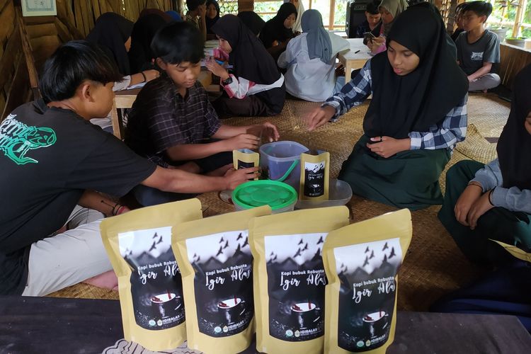 Siswa Sekolah Pakis, Dusun Pesawahan, Desa Gununglurah, Kecamatan Cilongok, Kabupaten Banyumas, Jawa Tengah, mengemas kopi hasil olahannya.