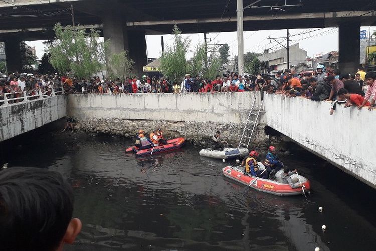 Petugas Suku Dinas Pemadam Kebakaran dan Penyelamatan Jakarta Barat dan Badan Lingkungan Hidup dan Kehutanan DKI Jakarta bekerjasama dalam penangkapan buaya di Kali Grogol, Jakarta Barat pada Kamis (28/6/2018).