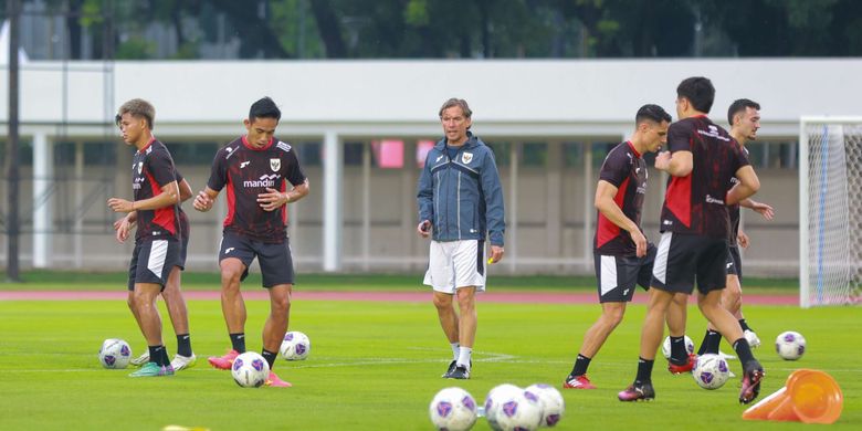 Alex Pastoor (tengah) mengawasi sesi latihan timnas Indonesia jelang pertandingan Kualifikasi Piala Dunia 2026 di Stadion Madya, Gelora Bung Karno, Senayan, Minggu (22/3/2025). Indonesia akan menghadapi Bahrain dalam laga putaran ketiga Kualifikasi Piala Dunia 2026, di Stadion Utama Gelora Bung Karno, pada Selasa (25/3/2025).