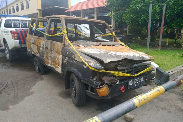 Satu unit mobil jenis kijang yang mengisi bahan bakar minyak di Stasiun Pengisian Bahan Bakar Umum (SPBU) KM 8 Gading Cempaka Kota Bengkulu pada Senin (22/8/2022) malam terbakar.