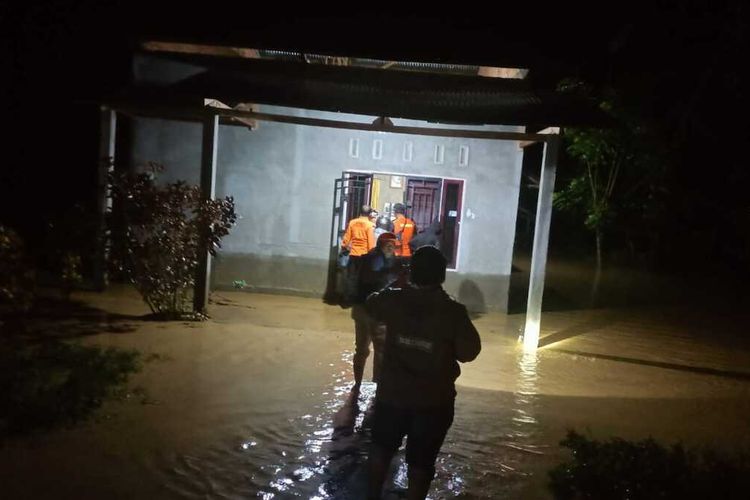 Luapan Sungai Bantimurung, di Dusun Ulusaru, Desa Bantimurung Kecamatan Bone-bone, Luwu Utara, Sulawesi Selatan, pada Senin (25/3/2024) malam menyebabkan puluhan rumah terendam banjir.