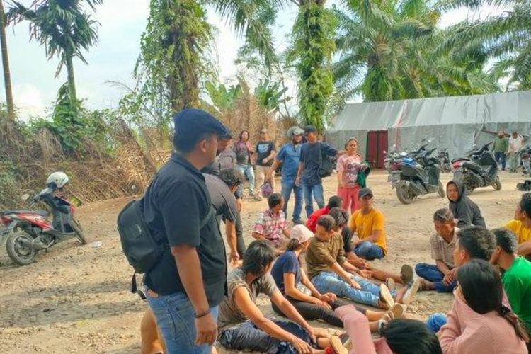 Sejumlah orang ditangkap polisi saat penggerebekan barak narkoba dan perjudian di Tanjung Pamah, Desa Namorube Julu, Kecamatan Kutalimbaru, Deliserdang, Rabu (30/11/2022) kemarin. 
