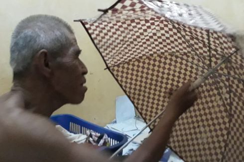 Kisah Kong Muin, Menjemput Rezeki Menjadi Tukang Servis Payung Keliling...