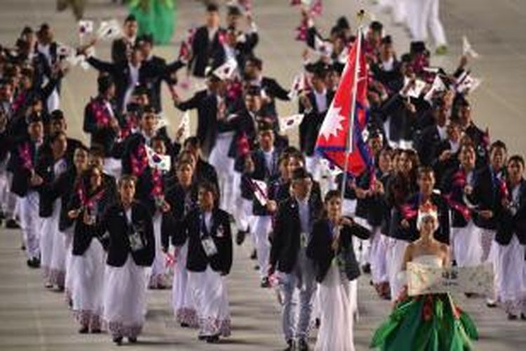 Kontingen Nepal berjalan memasuki lapangan pada acara pembukaan Asian Games 2014 di Incheon, Korea Selatan, Jumat (19/92014).