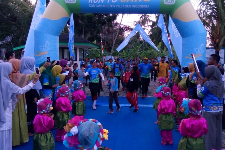 Para pelari tiba di garis finis Run To Care Aceh 2019 di SOS Children's Villages, Aceh Besar, Provinsi Aceh, pada Kamis (21/11/2019).