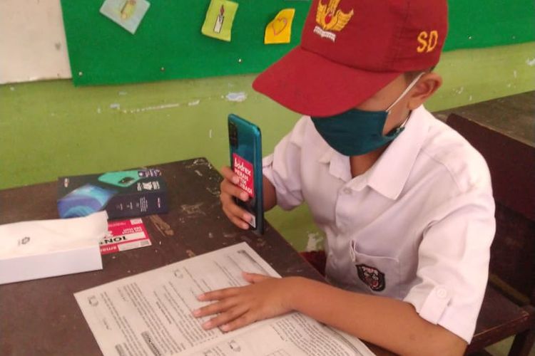 Bodrex memberikan bantuan kuota dan pengadaan smartphone untuk sekolah yang tersebar di 10 kota di Indonesia melalui kampanye Bodrex Merah Putih Berbagi.

