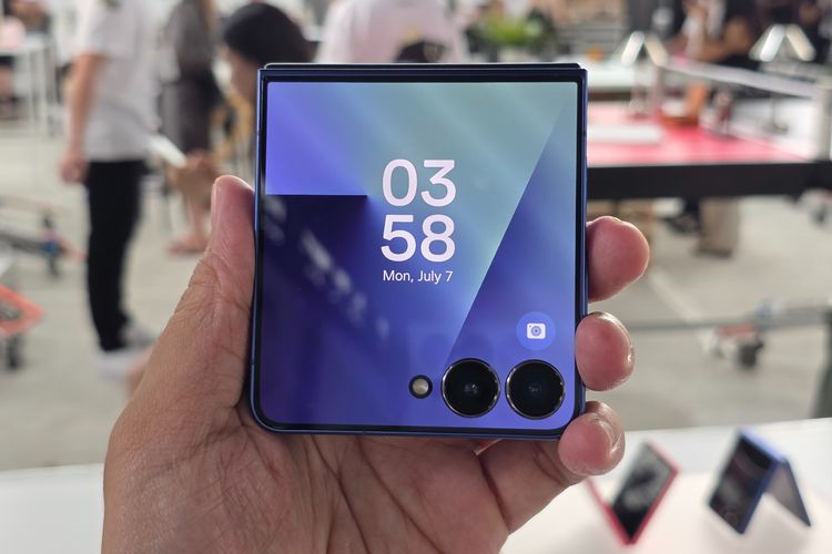 Samsung resmi merilis ponsel lipat Galaxy Z Flip 7 pada Rabu (9/7/2025). HP lipat ini membawa layar bagian luar yang lebih luas dan fungsional.
