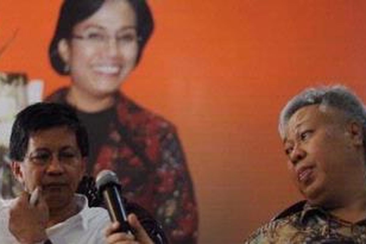 Ketua Umum Partai Serikat Rakyat Independen (SRI) Damianus Taufan (kanan) didampingi Ketua Bidang Politik Partai SRI, Rocky Gerung saat konferensi pers terkait tidak lolosnya Partai SRI dari verifikasi administrasi partai politik peserta Pemilu 2014 yang dilakukan Komisi Pemilihan Umum (KPU) di Jakarta, Senin (29/10/2012). Partai SRI menilai keputusan KPU tentang verifikasi administrasi partai politik calon peserta Pemilu 2014, cacat hukum serta KPU berada di bawah tekanan saat menetapkannya. KOMPAS/HENDRA A SETYAWAN