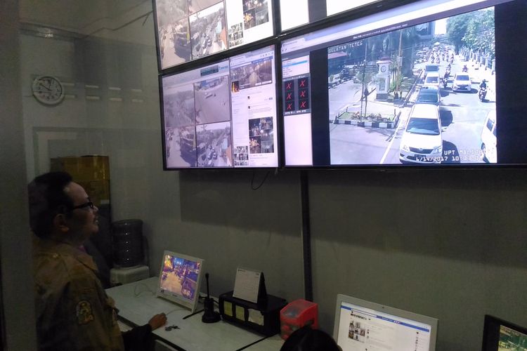 Wakil Wali Kota Yogyakarta, Heroe Poerwadi, meninjau kamera CCTV di kantor UPT Maliboro, Jalan Malioboro, Kota Yogyakarta, Rabu (14/6/2017)