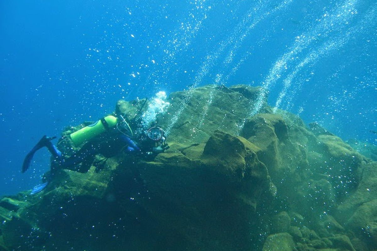 Gunung berapi bawah laut Banua Wuhu atau dikenal dengan Gunung Mahangetang di Sangihe, Sulawesi Utara.