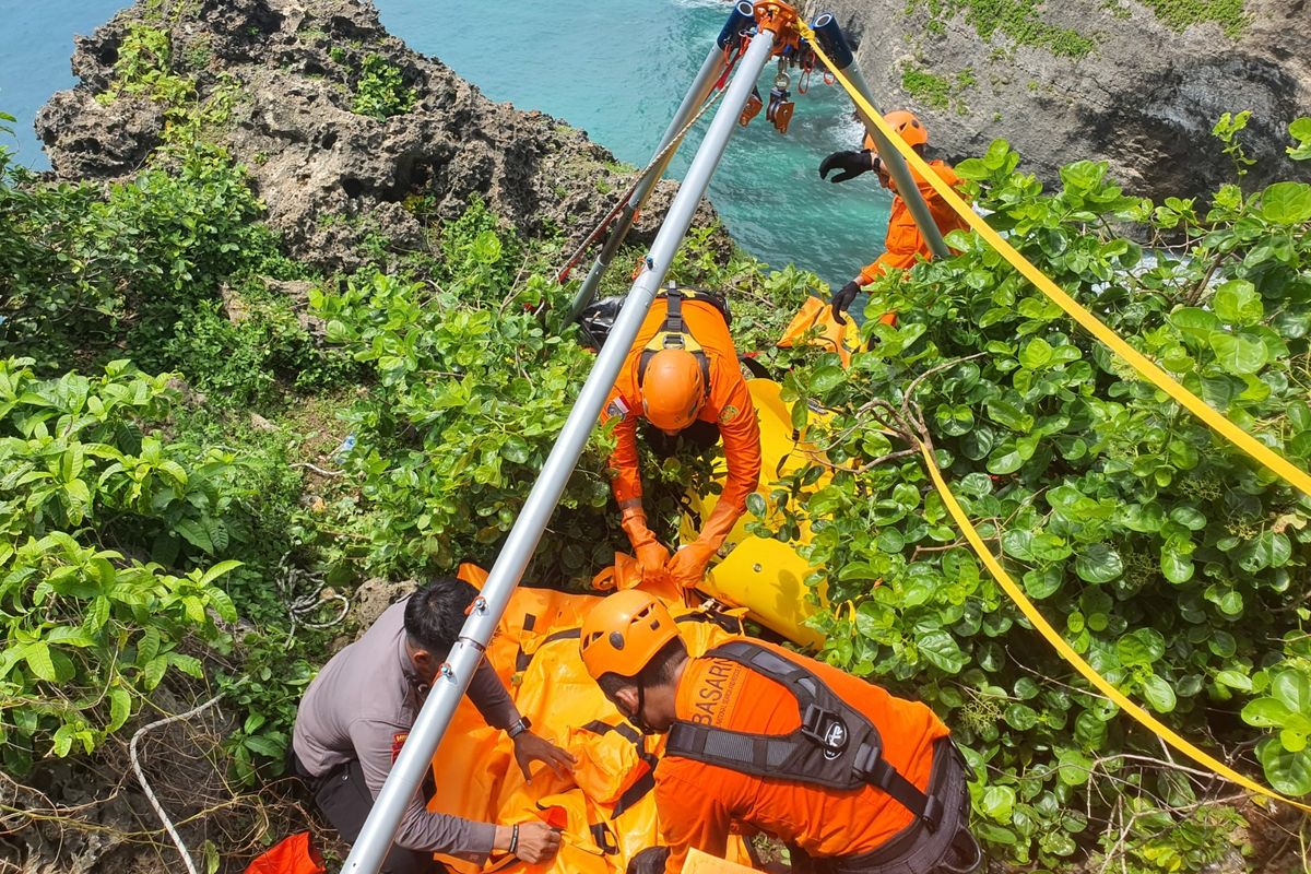 Jenazah Wanita Berbikini Hitam Ditemukan di Tebing Uluwatu Bali