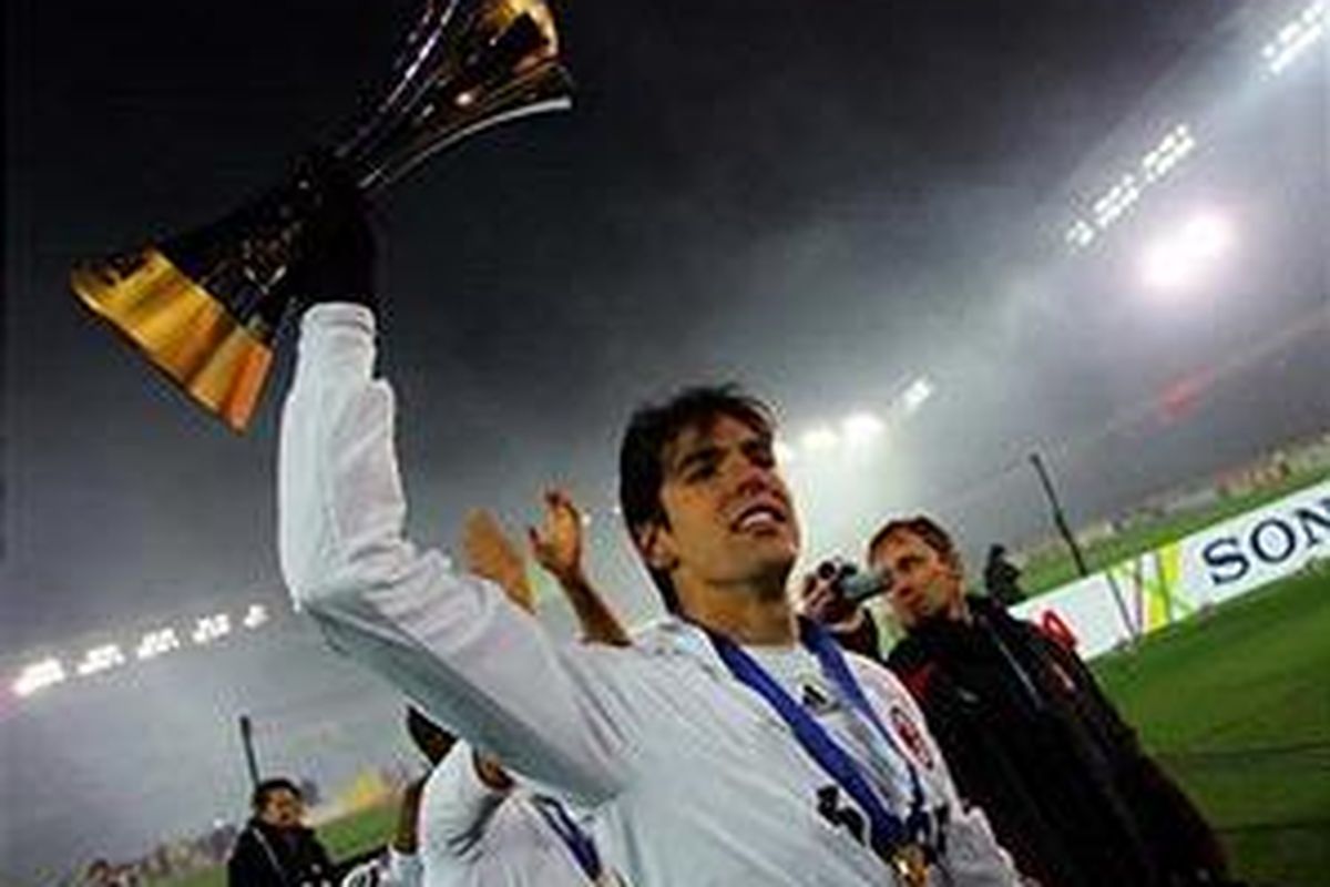 Gelar sangat akrab dengan Kaka. Kali ini, playmaker AC Milan itu mendapat penghargaan Pemain Terbaik di Italia.